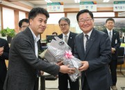 1. 조석 한수원 사장, 전입신고를 마치고 최창익 동천동 통장협의회장으로부터 환영 꽃다발을 받았다.