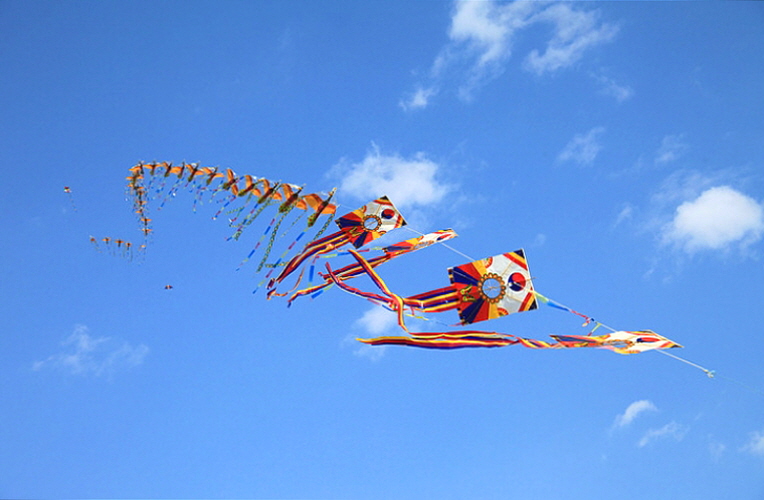 1. 송액영복(送厄迎福), 경주서 전국 연날리기 대회 열어(지난해 경주시 전국연날리기 모습) (2)