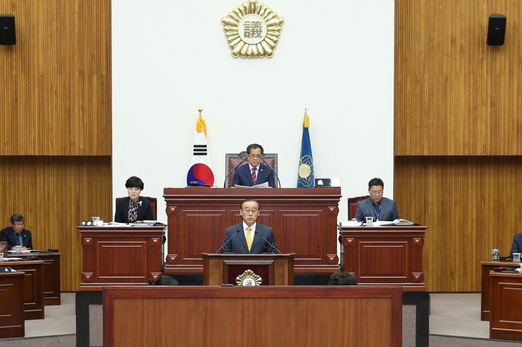 1. 최양식 경주시장이 30일 시의회 본회의장에서 예산안을 설명하고 올해 성과와 내년도 시정운영방향을 밝히는 시정연설을 하고 있다. (1)