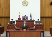 1. 최양식 경주시장이 30일 시의회 본회의장에서 예산안을 설명하고 올해 성과와 내년도 시정운영방향을 밝히는 시정연설을 하고 있다. (1)