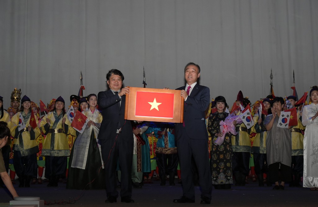 2. 경주-후에 문화교류행사에서 최양식 경주시장(오른쪽)이 응우엔 반 탄 후에시장에게 LED로 제작된 베트남 국기를 전달하고 있다.