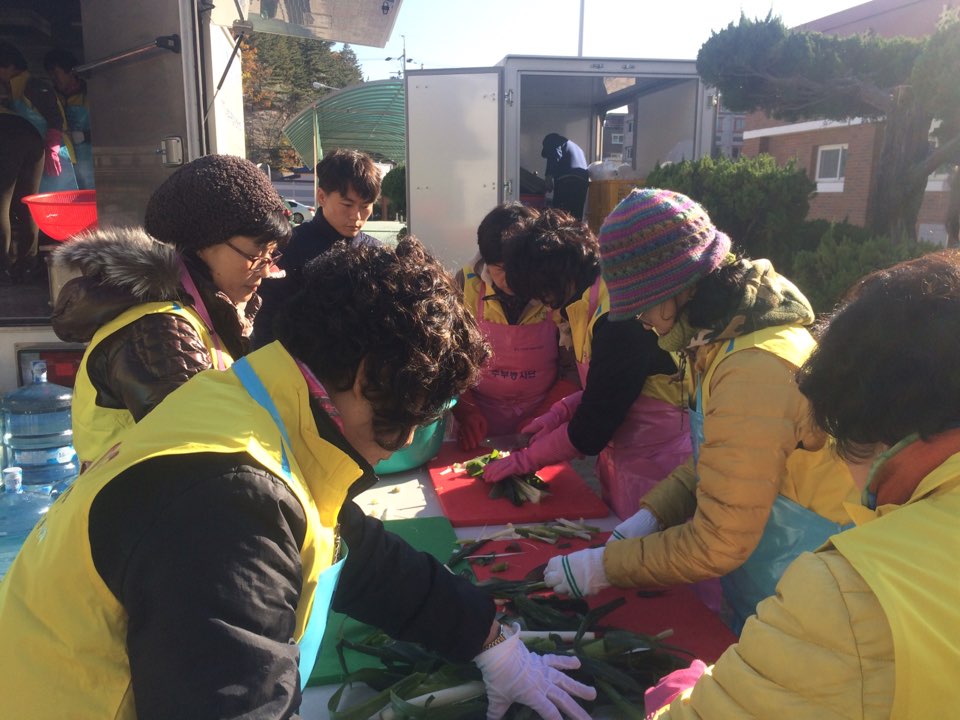 2. 경주시, 포항지진 피해현장 찾아 급식 봉사활동 펼쳐 (4)