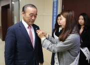 2. 경주시 희망 2018 나눔 캠페인 본격 모금 돌입(최양식 경주시장이 20일 확대간부회의에 앞서 사랑의 열매 달기 캠페인에 참여하고 있다)