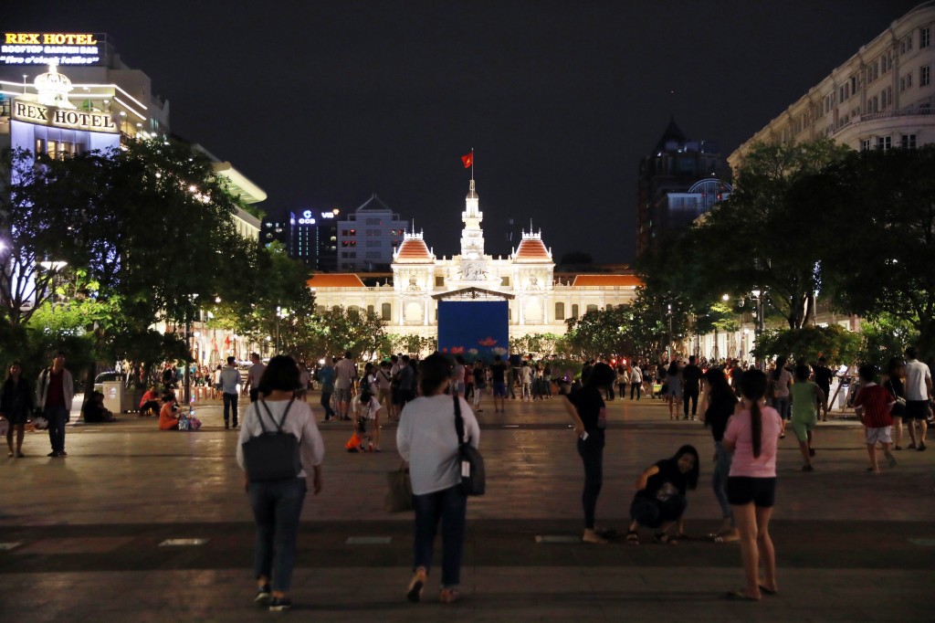 4. 개막식이 열릴 응우엔 후에 거리 야경