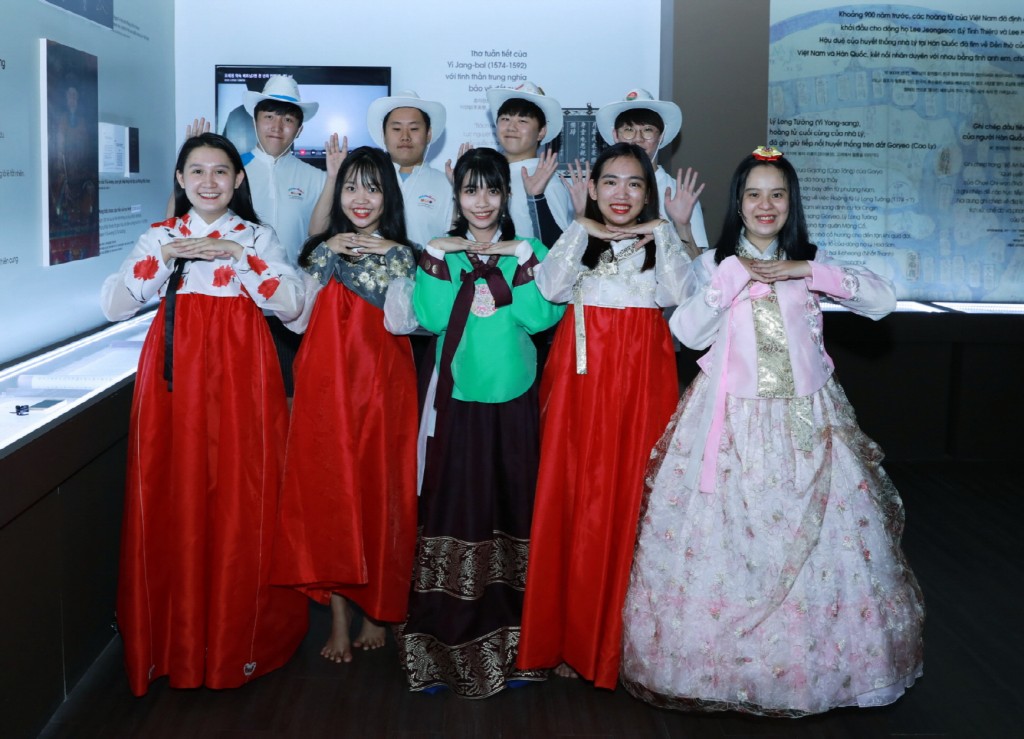 경주정보고 학생들 - 베트남 여학생들과 기념촬영