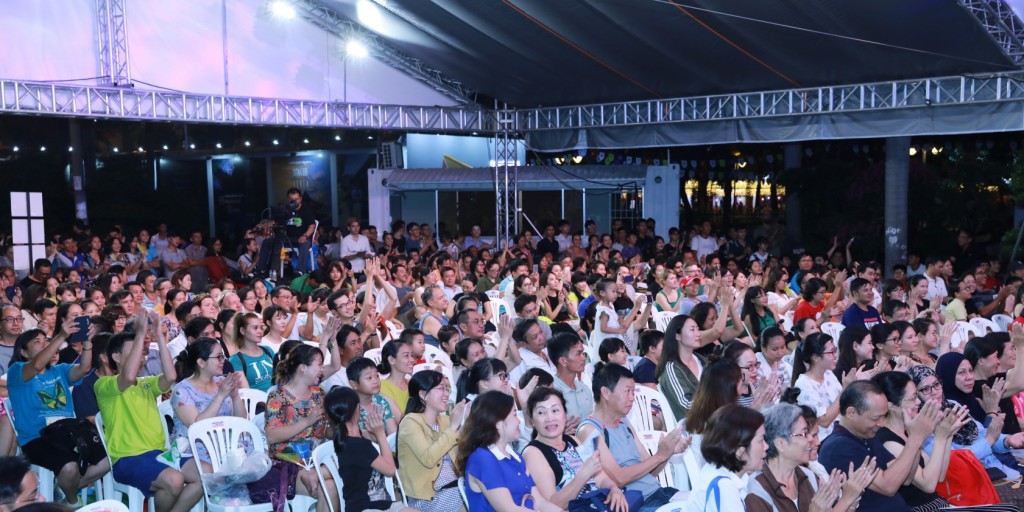 한국전통공연 무대 관람객(9.23공원)