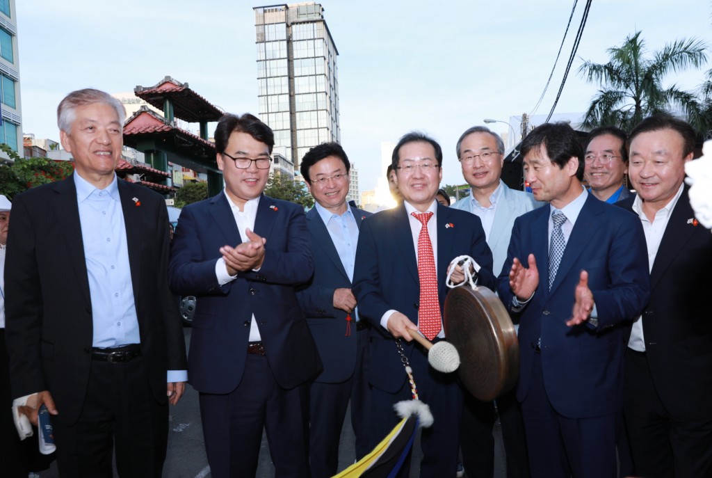 홍준표 대표 경주엑스포 방문 - 9.23공원 내 한국전통 풍물패의 징을 치고 있는 홍대표