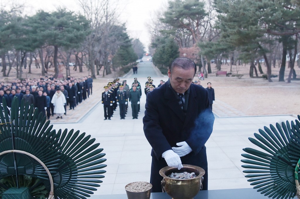 1. 최양식 경주시장이 2일 새해 업무 시작에 앞서 충혼탑을 찾아 분향과 참배를 하고 있다.