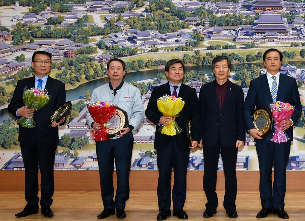 1. 경주시, 지방세 성실납세법인 감사패 수여 (왼쪽부터 호텔현대, 현대성우쏠라이트, 플라스틱옴리엄, 강철구 부시장, 디에스시)