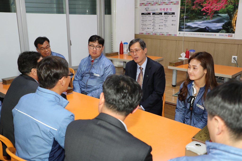 사진4 정재훈 한수원 사장이 한수원의 변화와 성장을 이끌 TF 팀원들과 경주 성동시장에서간담회를 갖고 있다.