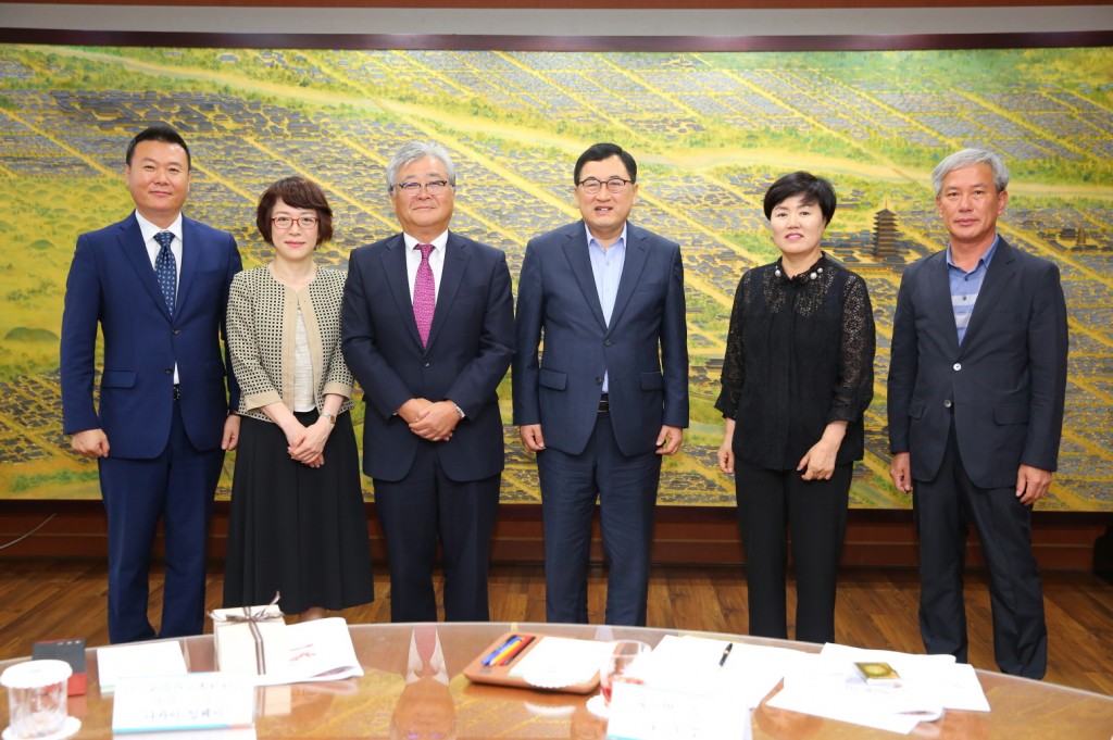 2. 일본 요미우리신문 서부본사 사장단 경주시 내방(왼쪽 세번째 니카이 입페이 사장, 네번재 주낙영 경주시장)