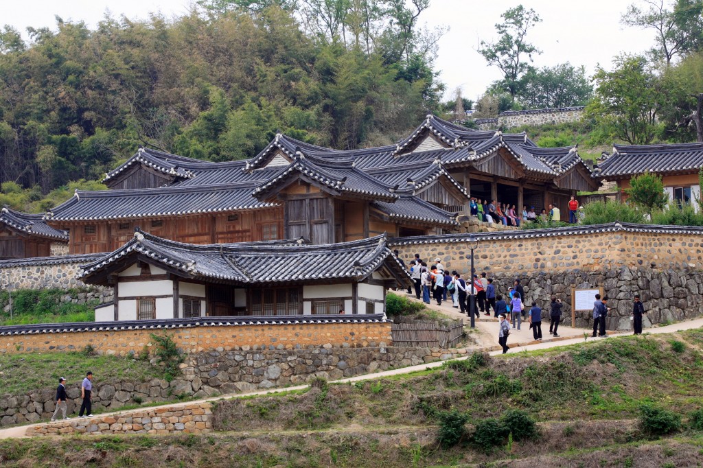 5. 위덕대학교 양동문화연구소가 주관하는 2018 한중성리학 국제학술대회가 8월 30일, 31일 양일간 경주 하이코에서 열린다.(사진은 양동마을 향단 전경)