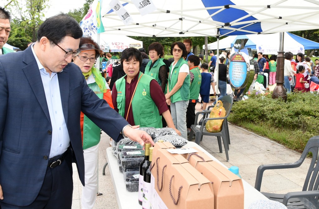 2. 주낙영 경주시장이 9일 9월 사랑나눔 벼룩장터를 찾아 새마을 관계자와 참여 시민들을 격려하고 있다 (2)