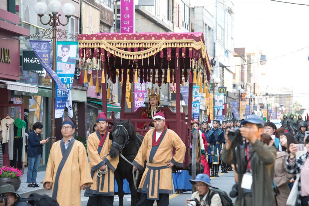 1. 선덕여왕 행차 행렬 퍼레이드 (1)