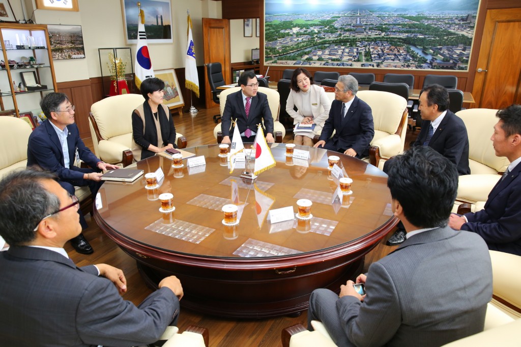 1. 우호도시 일본 우사시 친선사절단 경주시장 내방 (1)