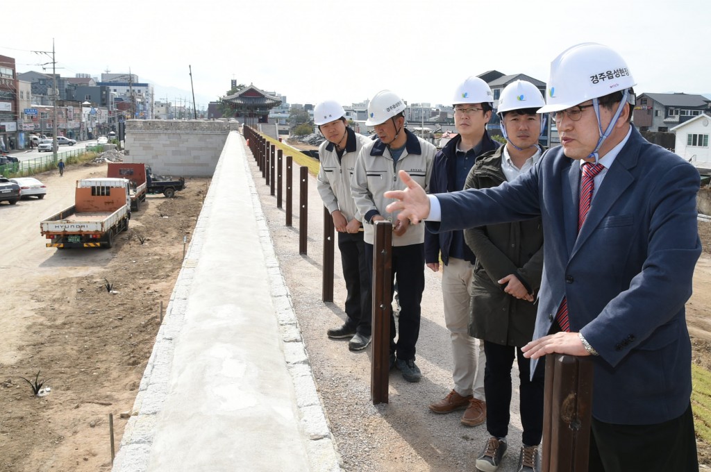 1. 주낙영 경주시장이 22일 신라 이후 천년의 역사를 상징하는 경주읍성 준공을 앞두고 현장 사전점검을 실시하고 있다 (2)