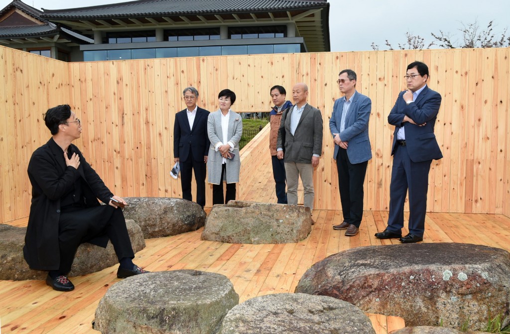 2. 주낙영 경주시장과 정재훈 한수원 사장이 29일 경주국제레지던시 아트페스타 2018 행사에 앞서 6개국  초대작가들의 작업 및 전시공간을 사전점검하고 있다 (4)