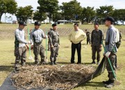 2. 주낙영 경주시장이 8일 서천둔치 태풍피해 복구작업에 나선 육군 제7516부대 1대대 대원들을 격려하고 있다.