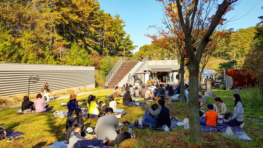 참가자들이 고령카페르뮈제에서 낭만공연을 관람하고 있다