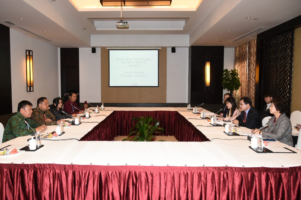 1. 경주시, OWHC 아태징역 총회서 세계유산도시 리더 위상 과시(인도네시아 덴사파르 시장 면담) (1)
