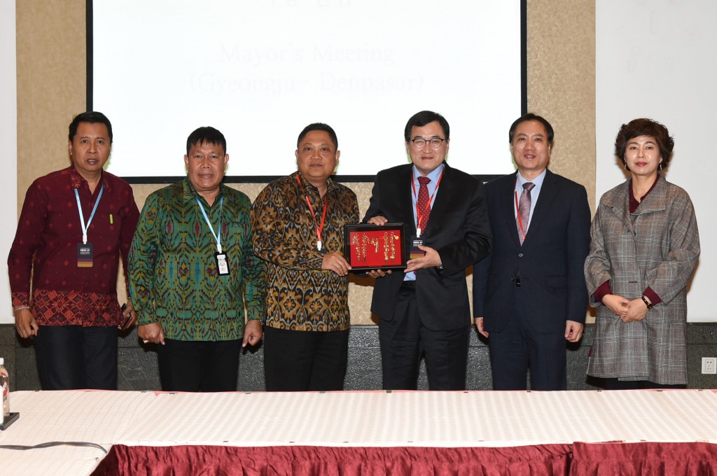 1. 경주시, OWHC 아태징역 총회서 세계유산도시 리더 위상 과시(인도네시아 덴사파르 시장 면담) (2)