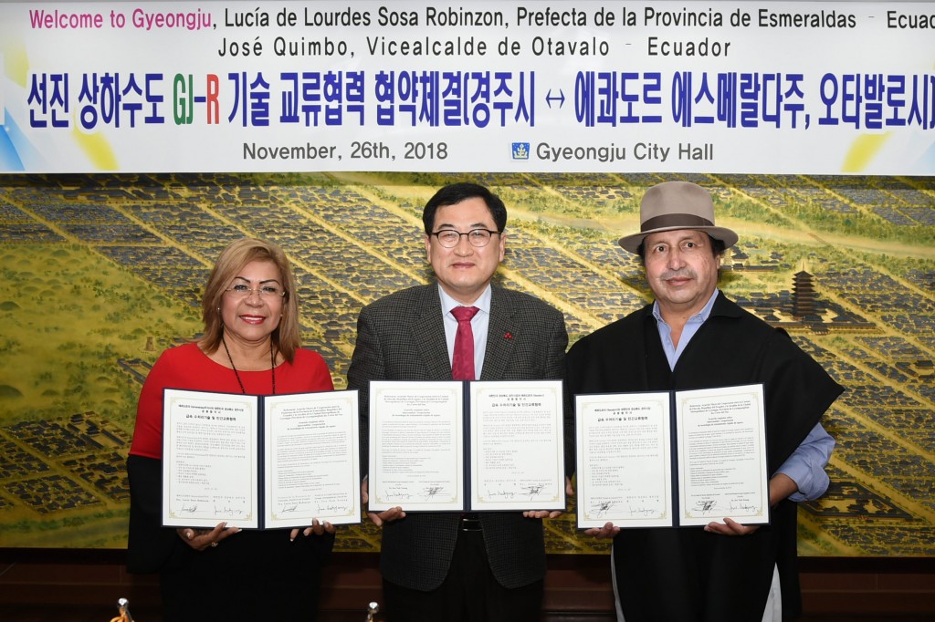 1. 경주시, 에콰도르 선진 상하수도 GJ-R 기술 교류협약(왼쪽부터 루시아 소사 에스메랄다 주지사, 주낙영 경주시장, 호세 킴보 오타발로 부시장) (1)