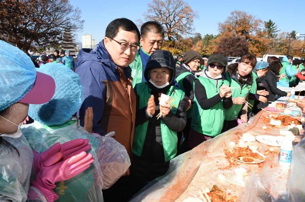 1. 경주시새마을회, 아름다운 나눔 사랑의 김장 담가주기 (1)