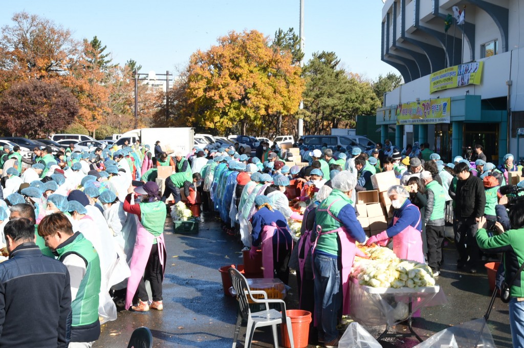 1. 경주시새마을회, 아름다운 나눔 사랑의 김장 담가주기 (2)