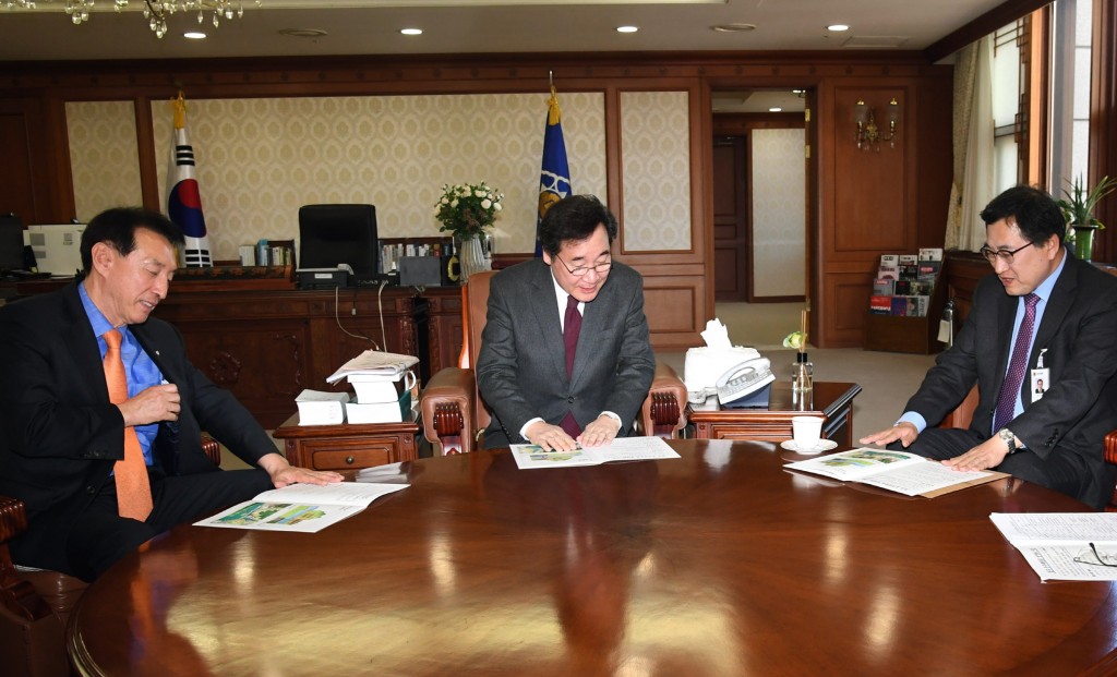 1. 주낙영 경주시장(오른쪽)이 12일 김석기 국회의원(왼쪽)과 함께 정부서울청사에서 이낙연 국무총리와 면담을 갖고 지역 현안사업에 대한 정부의 관심과 지원을 요청하고 있다 (3)