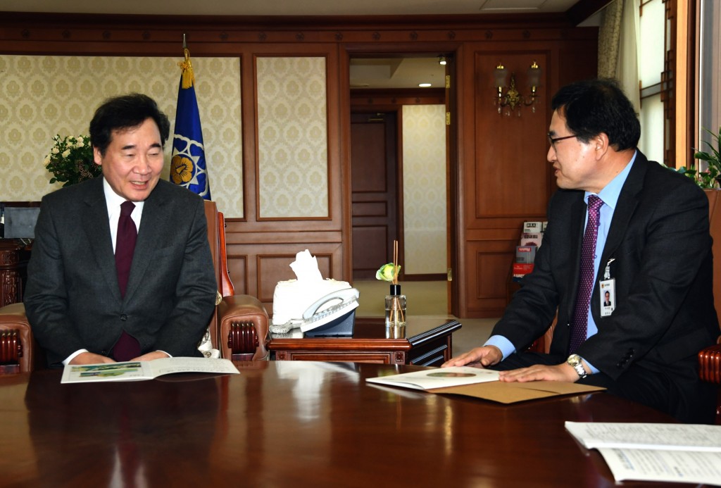 1. 주낙영 경주시장이 12일 정부서울청사에서 이낙연 국무총리와 면담을 갖고 지역 현안사업에 대한 정부의 관심과 지원을 요청하고 있다.