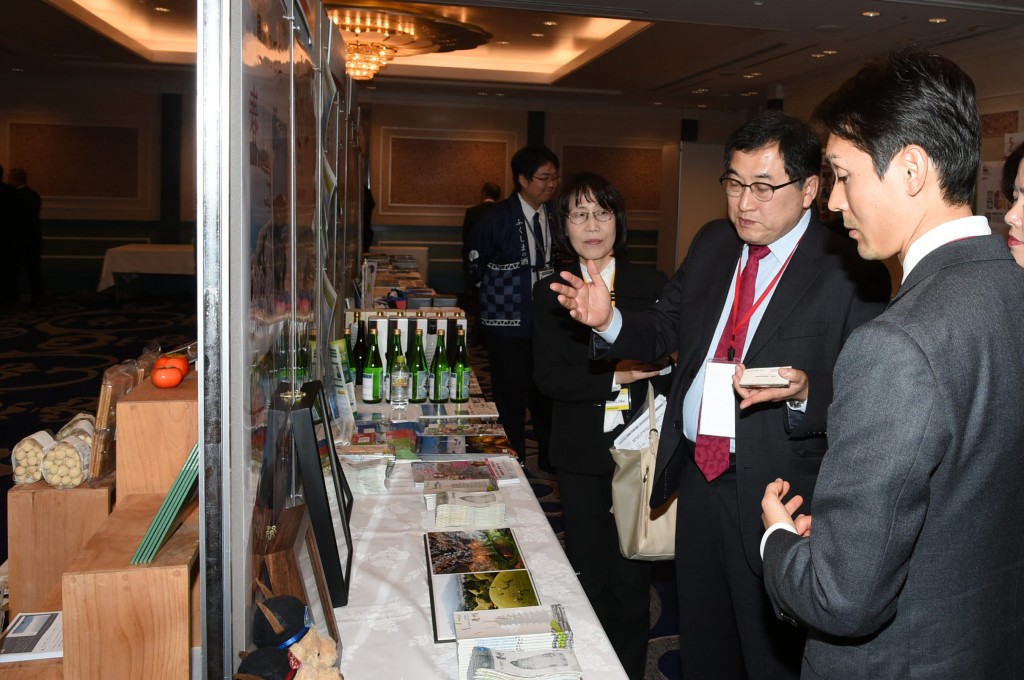 1. 주낙영 경주시장이 2일 동아시아지방정부회합 참가 후 지방정부 소개 코너에서 활발한 홍보활동을 펼치고 있다.