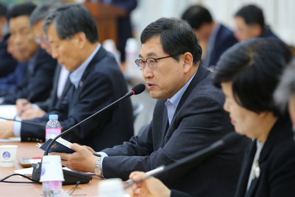 1. 주낙영 경주시장이 7일 11월 읍면동장회의를 주재하고 시민이 감동하는 행정을 주문하고 있다 (1)