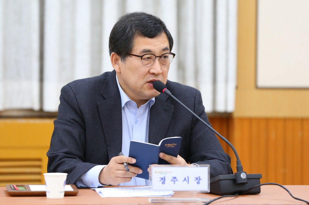 1. 주낙영 경주시장이 7일 11월 읍면동장회의를 주재하고 시민이 감동하는 행정을 주문하고 있다 (2)