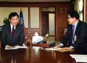 1. 주낙영 경주시장이 정부서울청사에서 이낙연 국무총리와 면담을 갖고 지역 현안사업에 대한 정부의 관심과 지원을 요청하고 있다.