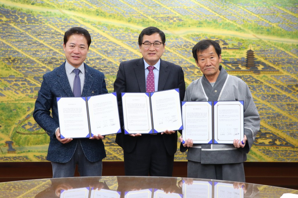 1. 청와대 석불좌상 경주반환 민관 업무협약 체결 (왼쪽부터 윤병길 시의장, 주낙영 경주시장, 김윤근 경주문화재찾기 상임대표)