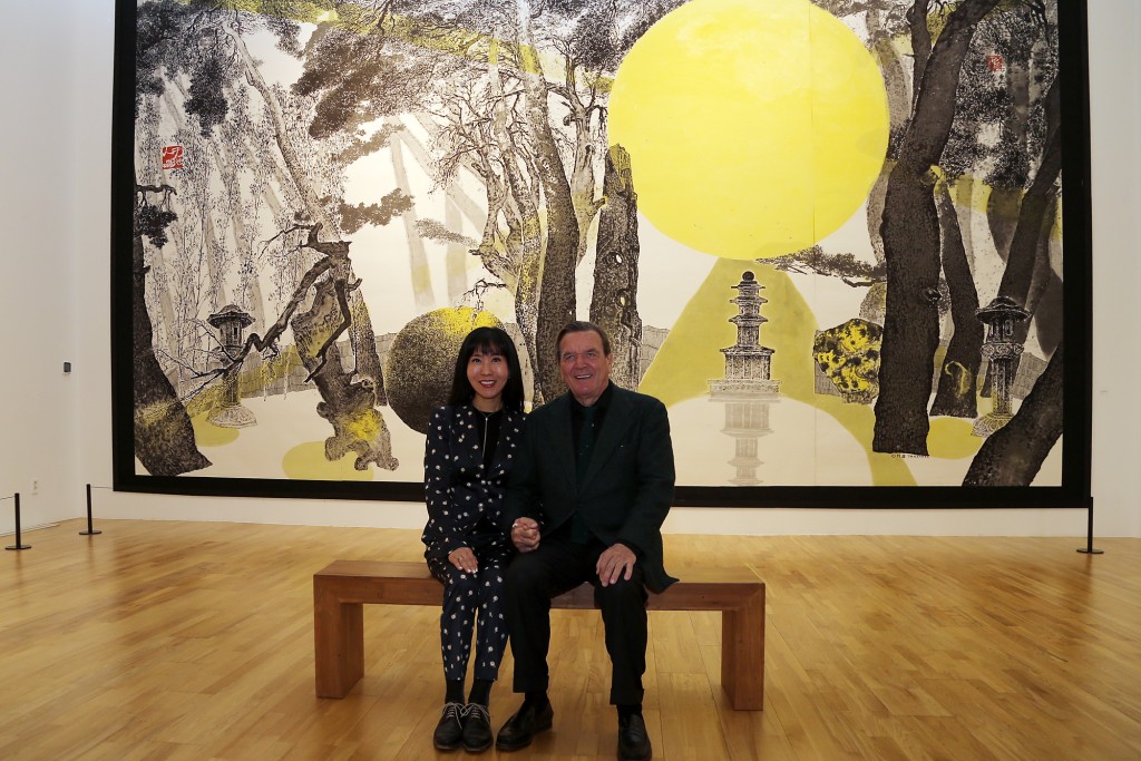 1일 솔거미술관 박대성 화백 작품 앞에서 다정하게 사진찍는 슈뢰더 전 독일총리 부부