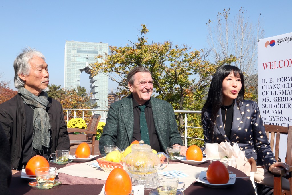 1일 솔거미술관 테라스에서 환담중인 슈뢰더 전 독일총리 부부와 박대성 화백