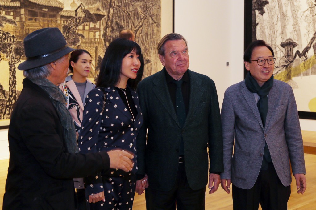 1일 솔거미술관을 관람하고 있는 박대성 화백 슈뢰더부부 이두환 문화엑스포 사무처장 (왼쪽부터)