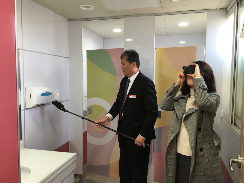 20181101_(경주교육지원청 교육지원과)화장실 몰래카메라 점검 보도자료 사진1