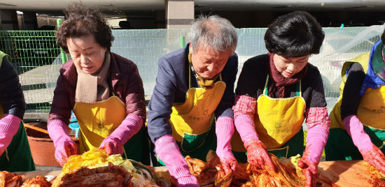 20181122_경주농협 주부대학 동창회 사랑의 김장담그기 행사에서 황도석 조합장(가운데)과 양~