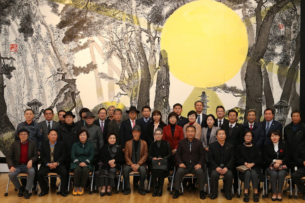 20일 솔거미술관에서 열린 영호남수묵화 교류전 오프닝에서 작가와 내빈 기념촬영