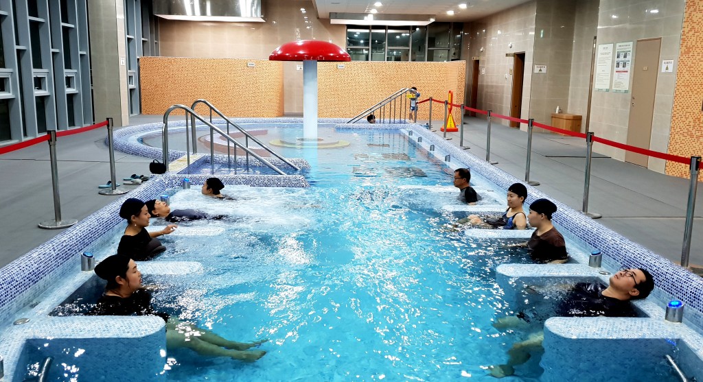 2차칠곡군다문화가족치유원수체험을 하고 있다