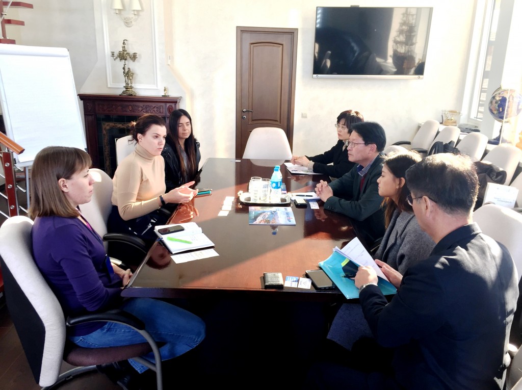 3.이재춘사장대행이 블라디보스톡 현지여행사에서 경북관광상품을 소개하고있다