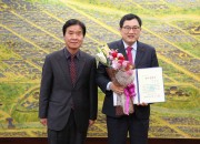 4.김용구 황남초등학교 교장(왼쪽)이 23일 주낙영 경주시장에게 명예 졸업장을 수여하고 했다.