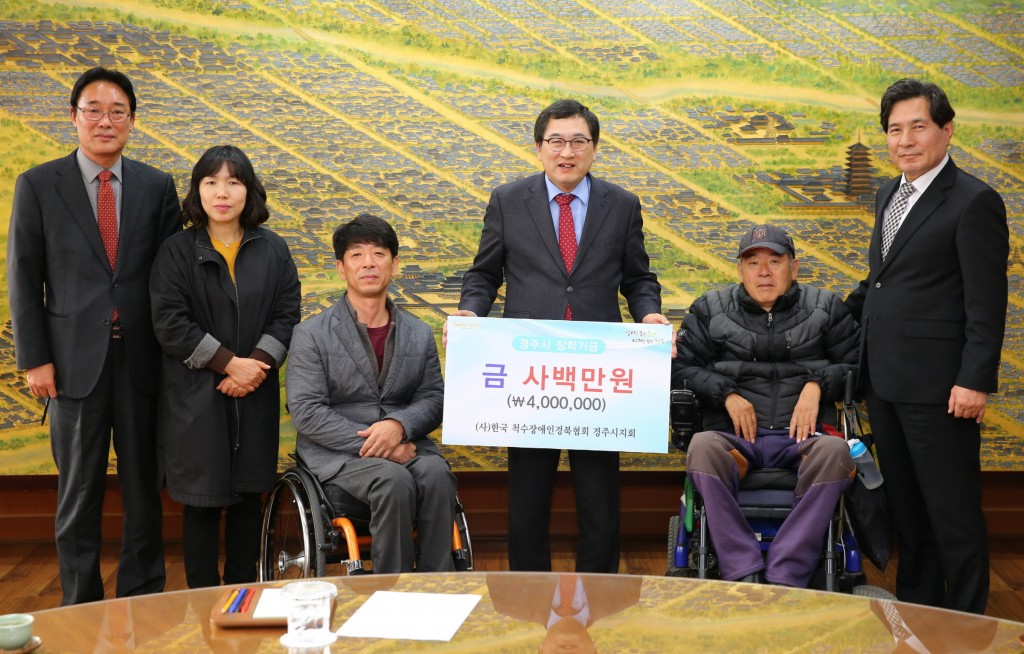 5. 한국척수장애인경북협회 경주시지회 장학금 기탁(왼쪽 세번재 노이조 지회장)