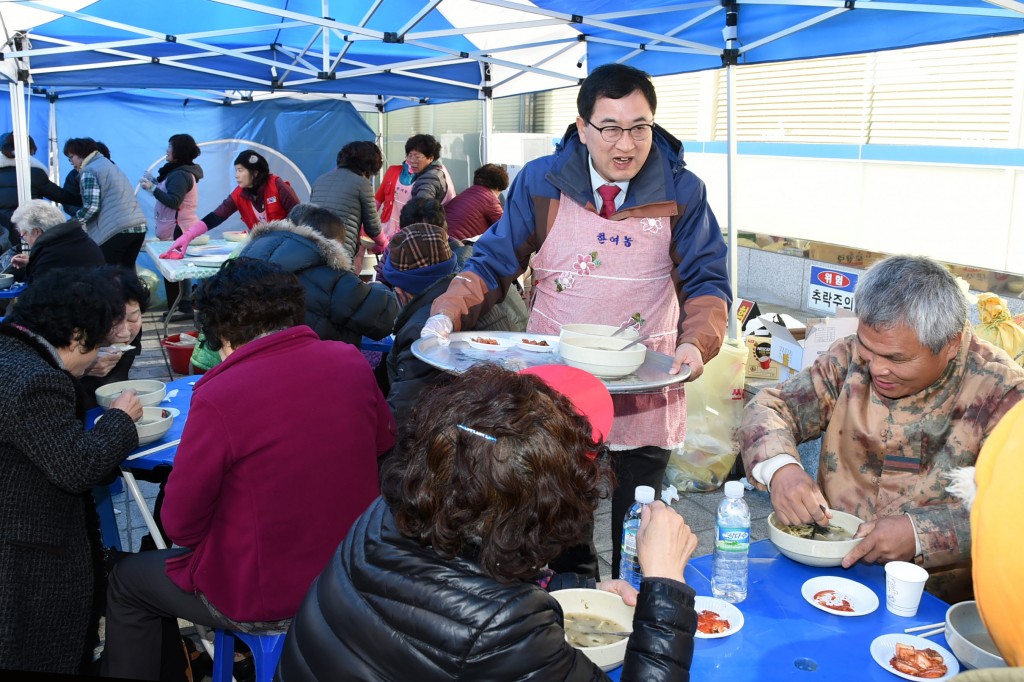6. 주낙영 경주시장이 23일 한여농경주연합회 사랑의 떡국 나눔 행사에서 어르신들에게 급식 봉사를 하고 있다 (3)
