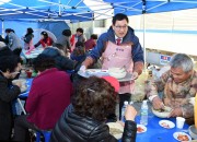 6. 주낙영 경주시장이 23일 한여농경주연합회 사랑의 떡국 나눔 행사에서 어르신들에게 급식 봉사를 하고 있다 (3)