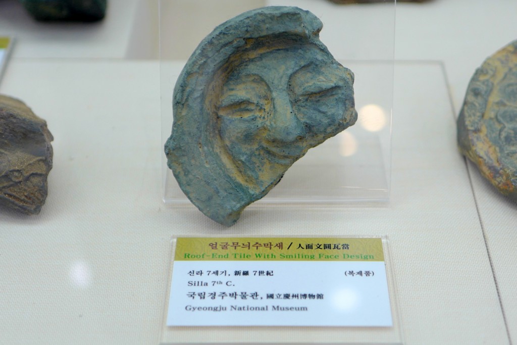 경주타워 신라문화역사관에 전시되어 있는 얼굴무늬 수막새 복제품