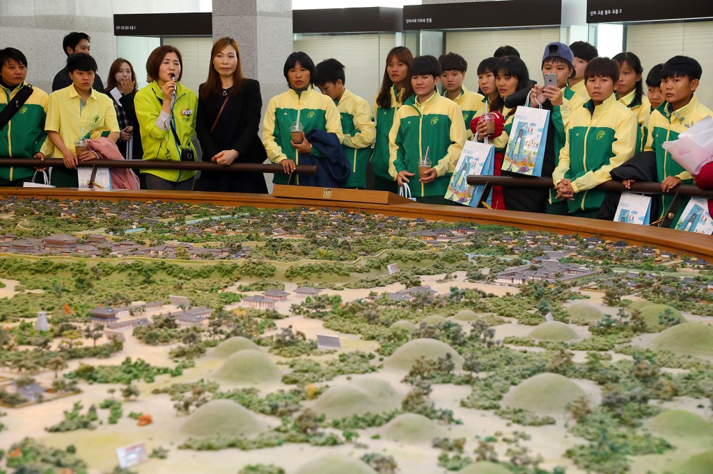 경주타워내 신라왕경 모형 앞에서 신라의 역사에 대해 이야기 듣고 있는 베트남 호찌민시 여자 축구대표팀