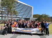 사진. 한수원은 10월 31일 경주장애인 복지관 이용주민을 초청하여 인권존중문화 확산을 위한 ‘베리어프리’ 영화 상영 후 기념촬영을 하고 있다.